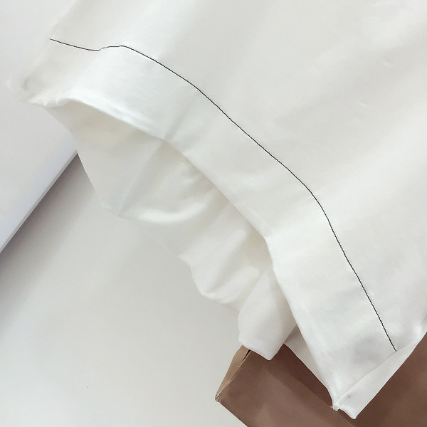 Όμορφες κυρίες μπλούζα με ψεύτικο γιλέκο σε μαύρο και άσπρο