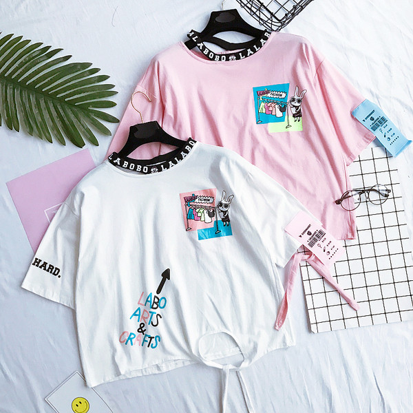 Φρέσκα κυρίες μπλούζα με μια εικόνα κινούμενων σχεδίων σε ροζ, κίτρινο και λευκό