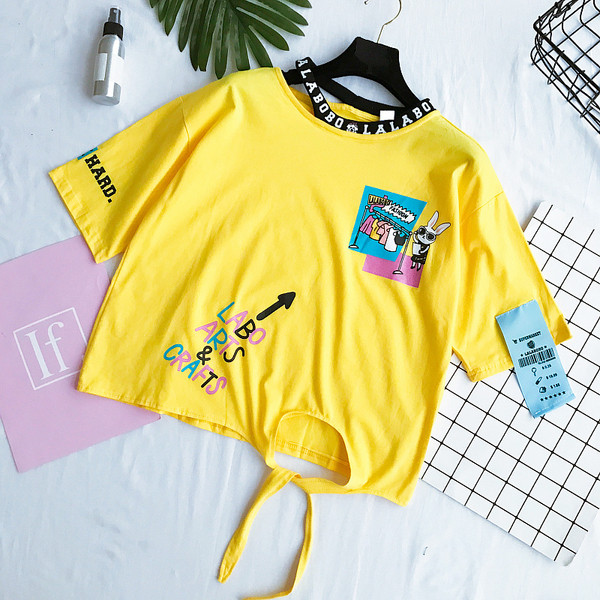 Φρέσκα κυρίες μπλούζα με μια εικόνα κινούμενων σχεδίων σε ροζ, κίτρινο και λευκό