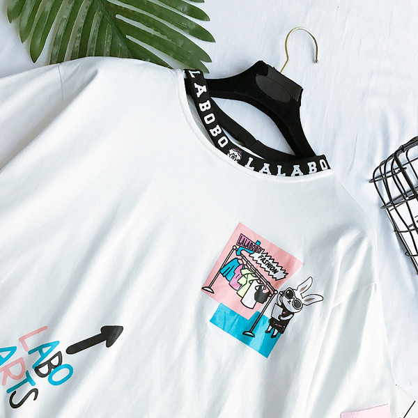 Φρέσκα κυρίες μπλούζα με μια εικόνα κινούμενων σχεδίων σε ροζ, κίτρινο και λευκό