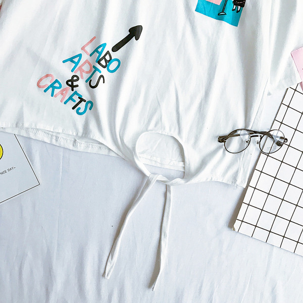 Φρέσκα κυρίες μπλούζα με μια εικόνα κινούμενων σχεδίων σε ροζ, κίτρινο και λευκό