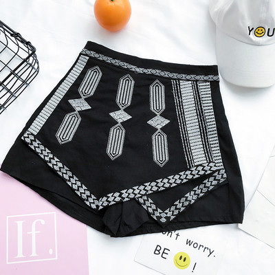 Όμορφη σορτς σε εθνοτικές μοτίβο σε μαύρο, μπλε και μπεζ