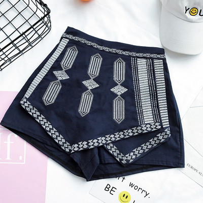 Όμορφη σορτς σε εθνοτικές μοτίβο σε μαύρο, μπλε και μπεζ