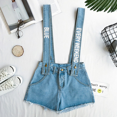 Σύντομη παντελόνι τζιν σε λευκό και μπλε τζιν με τιράντες