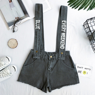 Σύντομη παντελόνι τζιν σε λευκό και μπλε τζιν με τιράντες