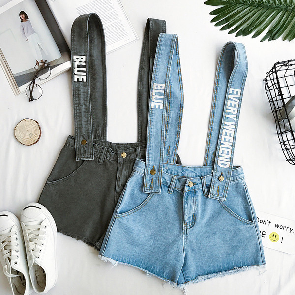 Σύντομη παντελόνι τζιν σε λευκό και μπλε τζιν με τιράντες