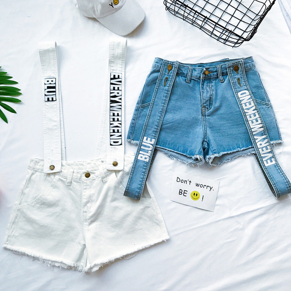 Σύντομη παντελόνι τζιν σε λευκό και μπλε τζιν με τιράντες