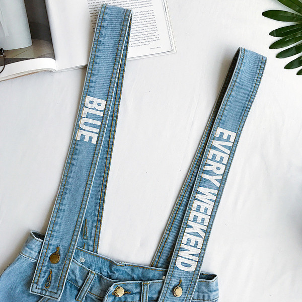 Σύντομη παντελόνι τζιν σε λευκό και μπλε τζιν με τιράντες