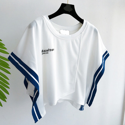 Μια ενδιαφέρουσα κυρίες μοτίβο μπλούζα σε λευκό, ροζ και μπλε