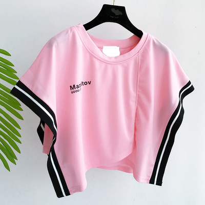 Μια ενδιαφέρουσα κυρίες μοτίβο μπλούζα σε λευκό, ροζ και μπλε