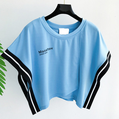 Μια ενδιαφέρουσα κυρίες μοτίβο μπλούζα σε λευκό, ροζ και μπλε