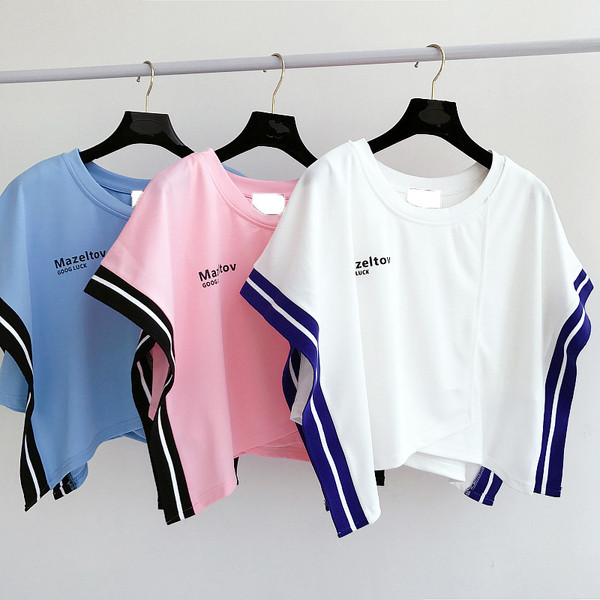 Μια ενδιαφέρουσα κυρίες μοτίβο μπλούζα σε λευκό, ροζ και μπλε