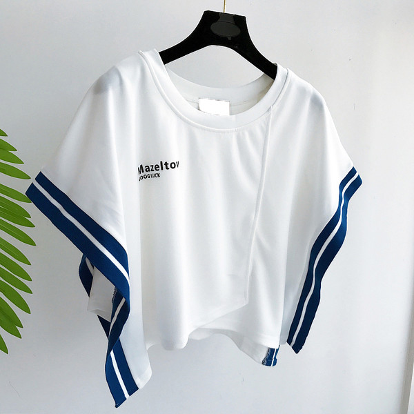 Μια ενδιαφέρουσα κυρίες μοτίβο μπλούζα σε λευκό, ροζ και μπλε