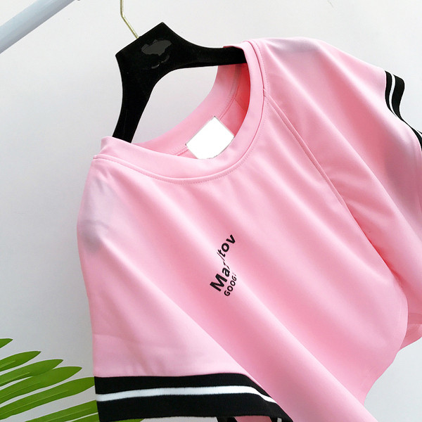 Μια ενδιαφέρουσα κυρίες μοτίβο μπλούζα σε λευκό, ροζ και μπλε