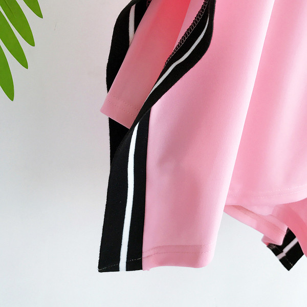 Μια ενδιαφέρουσα κυρίες μοτίβο μπλούζα σε λευκό, ροζ και μπλε