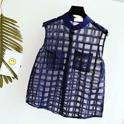 Μια ενδιαφέρουσα κυρίες μοτίβο πουκάμισο σε μπλε, μαύρο και άσπρο