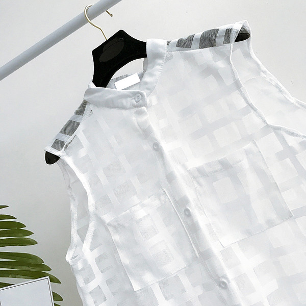 Μια ενδιαφέρουσα κυρίες μοτίβο πουκάμισο σε μπλε, μαύρο και άσπρο