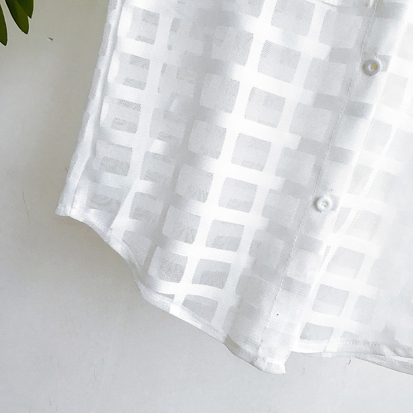 Μια ενδιαφέρουσα κυρίες μοτίβο πουκάμισο σε μπλε, μαύρο και άσπρο