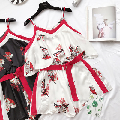 Καλοκαίρι κυρίες jumpsuit με ένα ενδιαφέρον σχέδιο σε μαύρο και άσπρο