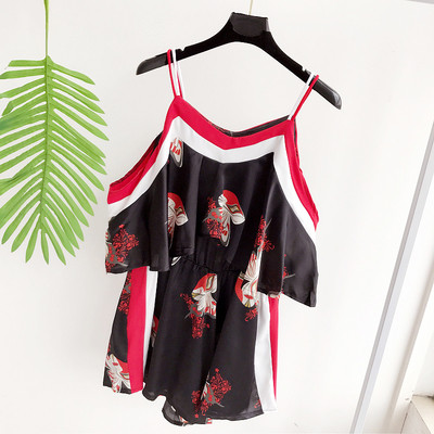 Καλοκαίρι κυρίες jumpsuit με ένα ενδιαφέρον σχέδιο σε μαύρο και άσπρο