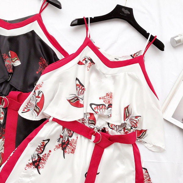 Καλοκαίρι κυρίες jumpsuit με ένα ενδιαφέρον σχέδιο σε μαύρο και άσπρο