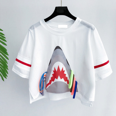 Κομψό κυρίες κοντή μπλούζα σε κόκκινο, μαύρο και άσπρο εικόνας