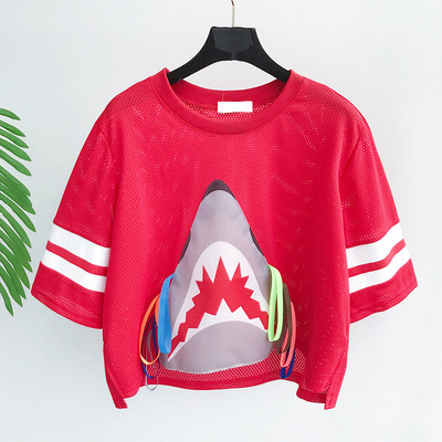 Κομψό κυρίες κοντή μπλούζα σε κόκκινο, μαύρο και άσπρο εικόνας