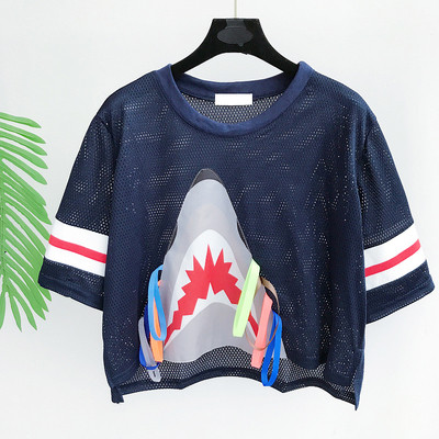 Κομψό κυρίες κοντή μπλούζα σε κόκκινο, μαύρο και άσπρο εικόνας