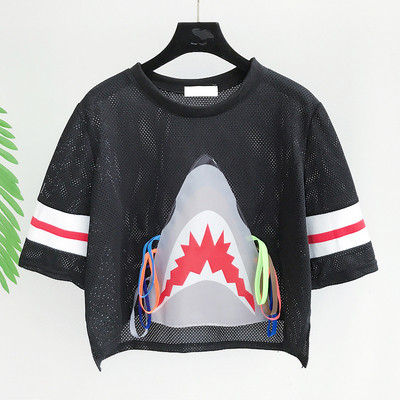 Κομψό κυρίες κοντή μπλούζα σε κόκκινο, μαύρο και άσπρο εικόνας