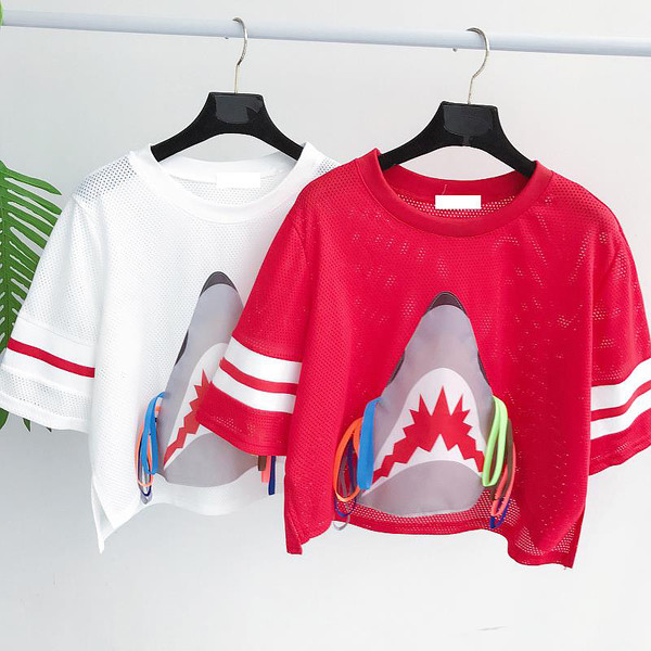 Κομψό κυρίες κοντή μπλούζα σε κόκκινο, μαύρο και άσπρο εικόνας