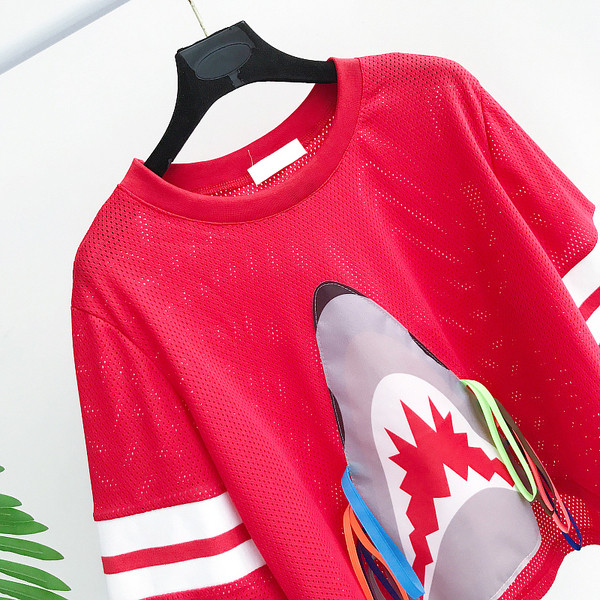 Κομψό κυρίες κοντή μπλούζα σε κόκκινο, μαύρο και άσπρο εικόνας