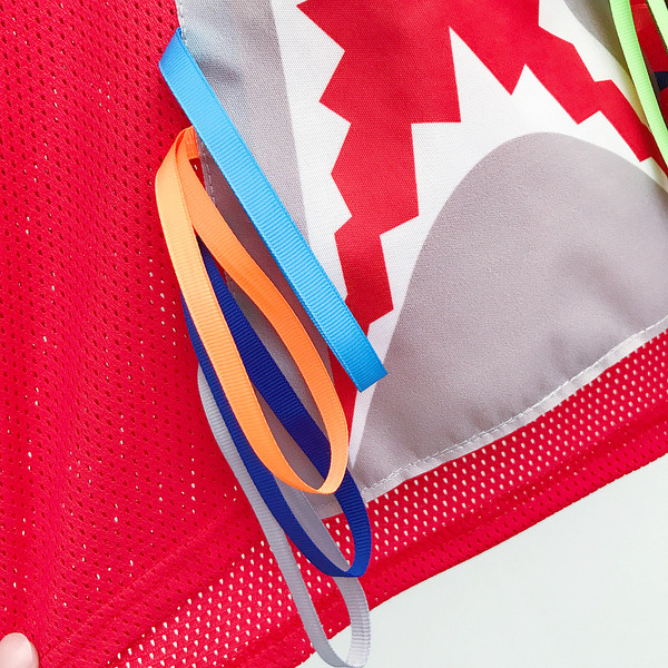 Κομψό κυρίες κοντή μπλούζα σε κόκκινο, μαύρο και άσπρο εικόνας