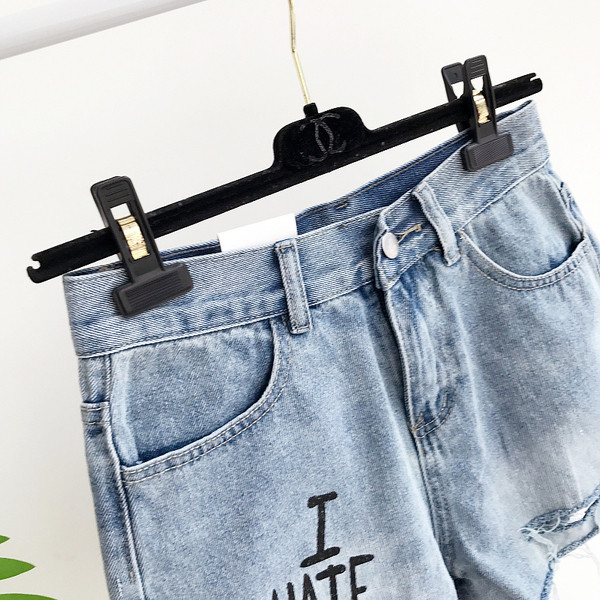 Σύγχρονη κυρίες παντελόνι σύντομο τζιν επισημαίνονται