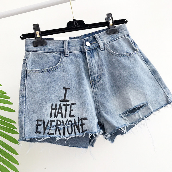 Σύγχρονη κυρίες παντελόνι σύντομο τζιν επισημαίνονται