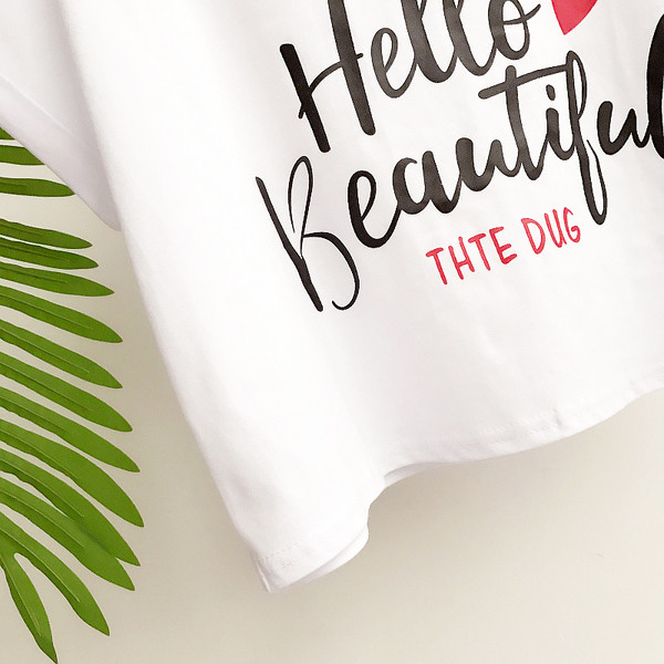 Καλοκαίρι κυρίες κοντή μπλούζα σημειώνονται με κόκκινο χρώμα, λευκό, πράσινο και μαύρο