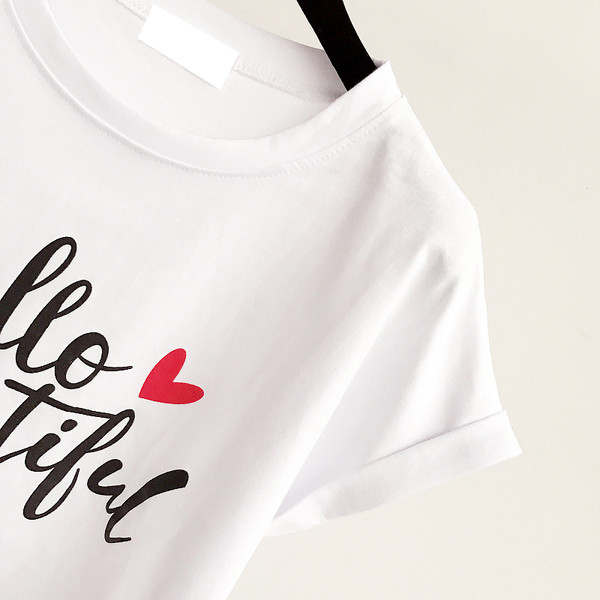 Καλοκαίρι κυρίες κοντή μπλούζα σημειώνονται με κόκκινο χρώμα, λευκό, πράσινο και μαύρο