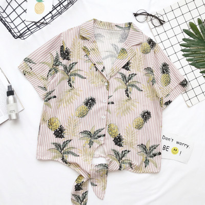 Η σύγχρονη μικρή κυρίες κοντομάνικο πουκάμισο με ρίγες