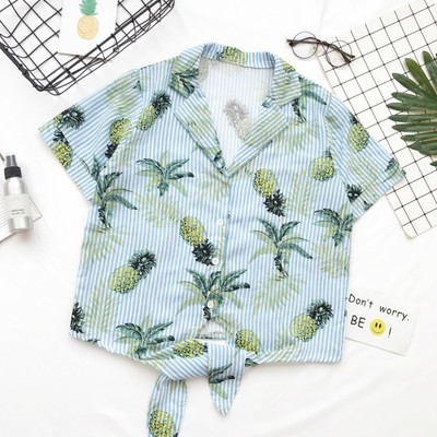 Η σύγχρονη μικρή κυρίες κοντομάνικο πουκάμισο με ρίγες