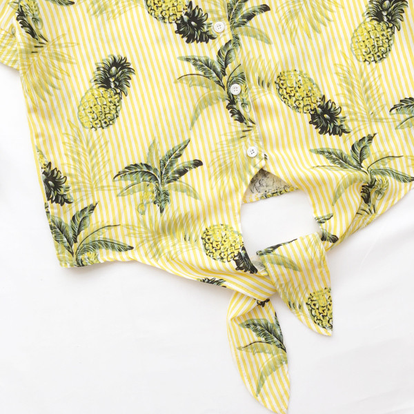 Η σύγχρονη μικρή κυρίες κοντομάνικο πουκάμισο με ρίγες