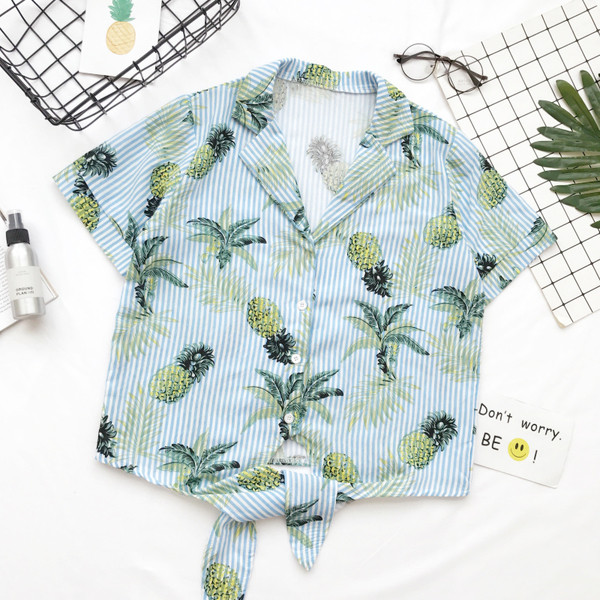 Η σύγχρονη μικρή κυρίες κοντομάνικο πουκάμισο με ρίγες