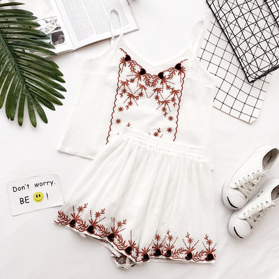 σύνολο όμορφες κυρίες - σορτς και μια κορυφαία δεξαμενή με κέντημα σε μαύρο και άσπρο