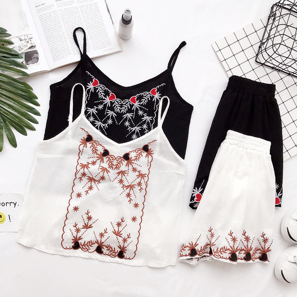 σύνολο όμορφες κυρίες - σορτς και μια κορυφαία δεξαμενή με κέντημα σε μαύρο και άσπρο