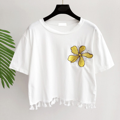 Casual κορυφές σε λευκό και μαύρο χρώμα με λουλούδι