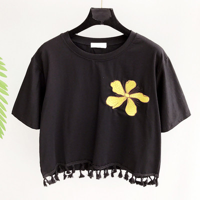 Casual κορυφές σε λευκό και μαύρο χρώμα με λουλούδι