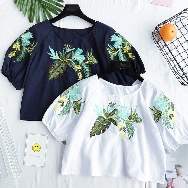 Σύγχρονη κυρίες κοντή μπλούζα με κέντημα σε μπλε, κίτρινο και λευκό