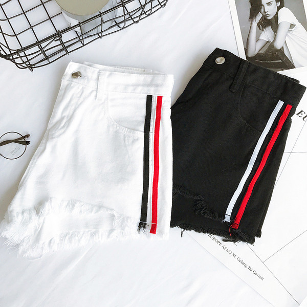 Σύντομη κυρίες παντελόνι με πολύχρωμες κορδέλες σε μαύρο και άσπρο