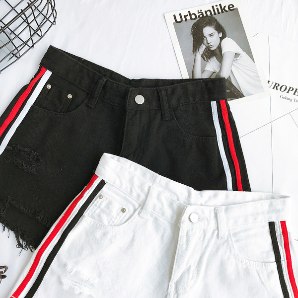 Σύντομη κυρίες παντελόνι με πολύχρωμες κορδέλες σε μαύρο και άσπρο