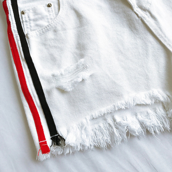 Σύντομη κυρίες παντελόνι με πολύχρωμες κορδέλες σε μαύρο και άσπρο