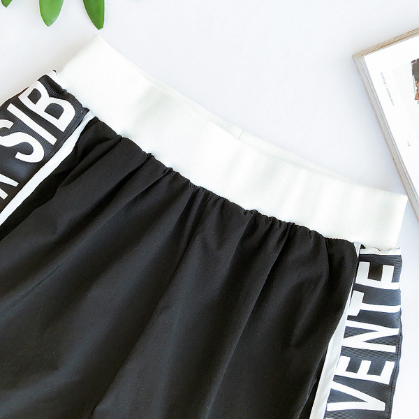 Σύντομη παντελόνι σε γκρι και μαύρο χρώμα με την επιγραφή