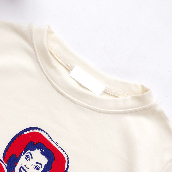 Casual κορυφές σε λευκό με διάφορες εικόνες